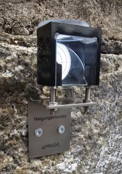 4proof Neigungsmonitor für Neigungsveränderungen (z.B. Gebäuden, Stützmauern, Holzkontroktionen) - an Mauer montiert