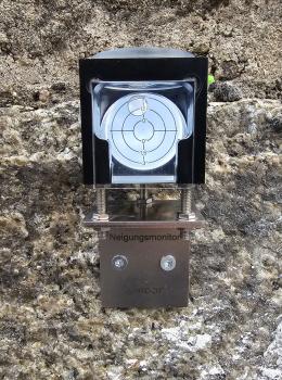 4proof Neigungsmonitor für Neigungsveränderungen (z.B. Gebäuden, Stützmauern, Holzkontroktionen) - an Mauer montiert - Ableseskala