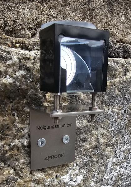 4proof Neigungsmonitor für Neigungsveränderungen (z.B. Gebäuden, Stützmauern, Holzkontroktionen) - an Mauer montiert