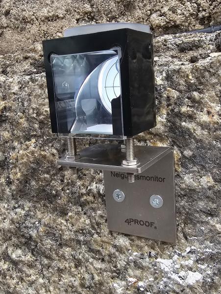 4proof Neigungsmonitor für Neigungsveränderungen (z.B. Gebäuden, Stützmauern, Holzkontroktionen) - an Mauer montiert